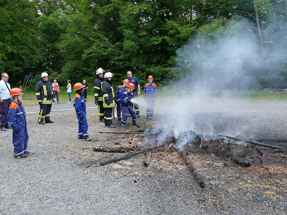 Entzünden des Johannifeuers (Foto: Karl-Franz Thiede)